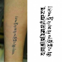 tatouage-ecriture-sanskrit-amour