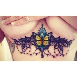 tatouage-underboobs-papillon