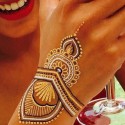 Tatouage henné doré et arabesques