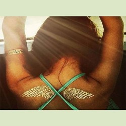 tatouage-temporaire-dore-et-argent-ailes-d-ange-plumes-et-fleurs